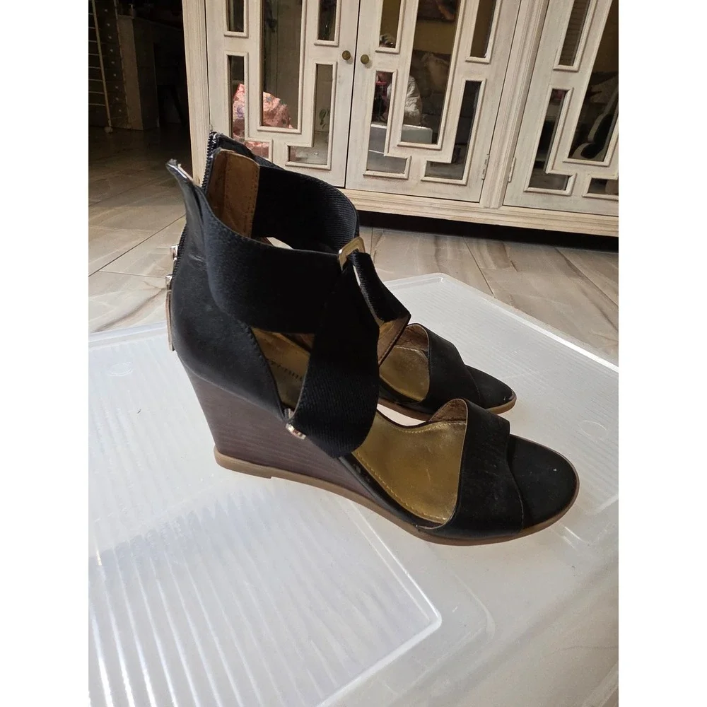 Tommy Hilfiger Black Leather Wedge Sandals Gold Footbed Elastic Straps Size 6.5M